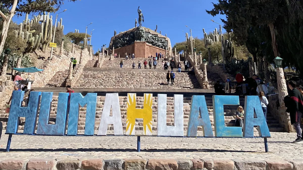 Letrero de Humahuaca en Jujuy con el Monumento a los Héroes de la Independencia, escaleras y cactus cardones de la Quebrada
