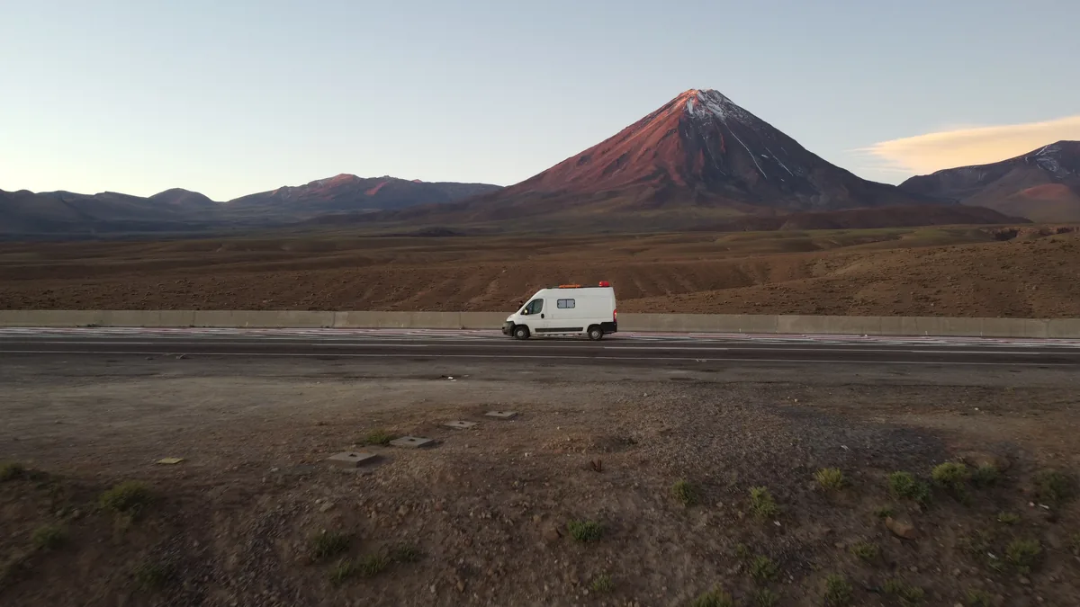 Volcán Licancabur dominando el paisaje