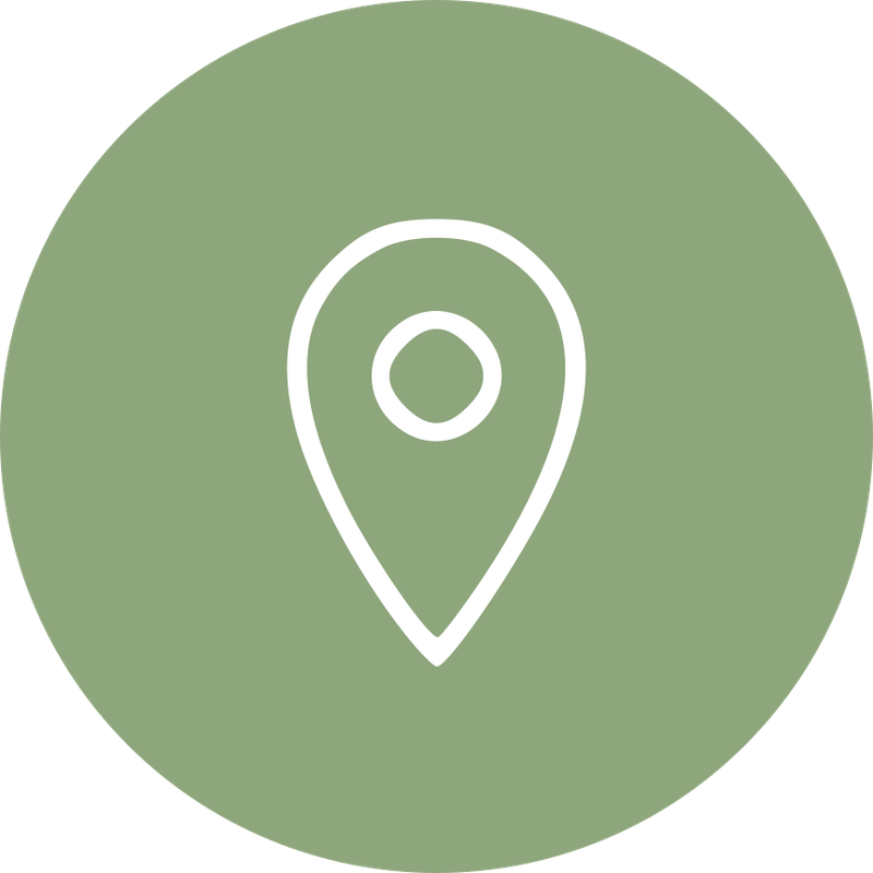 Ícono de pin de ubicación blanco sobre círculo verde para destinos y rutas en tus viajes overland
