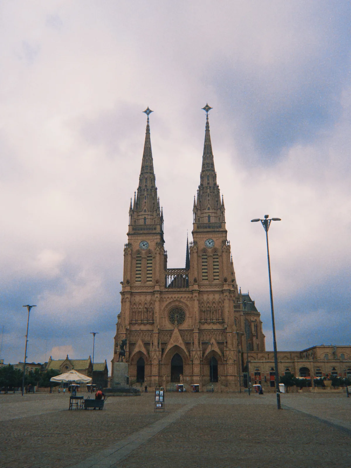 Gran Basílica Nuestra Señora de Luján en Argentina, con sus dos imponentes torres góticas bajo un cielo nublado