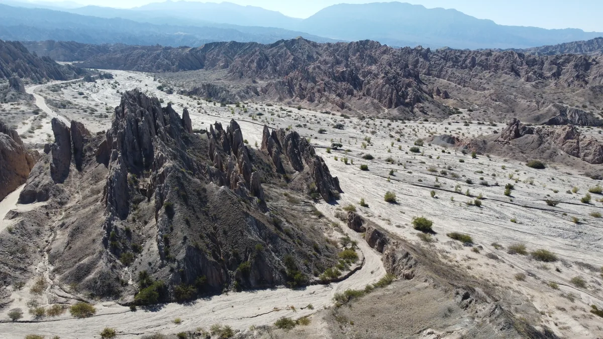 Panorámica aérea de las increíbles formaciones rocosas en la Quebrada de las Conchas, Salta, con caminos de tierra