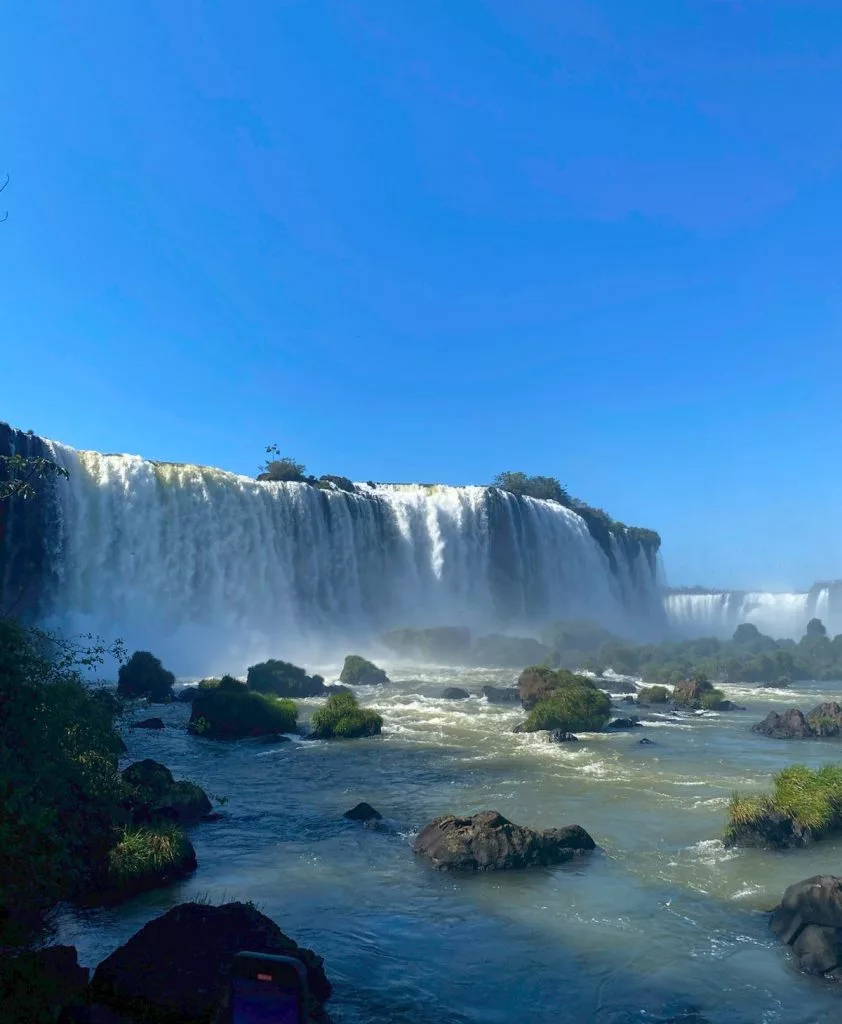Laura en una pasarela con las cataratas al fondo.
