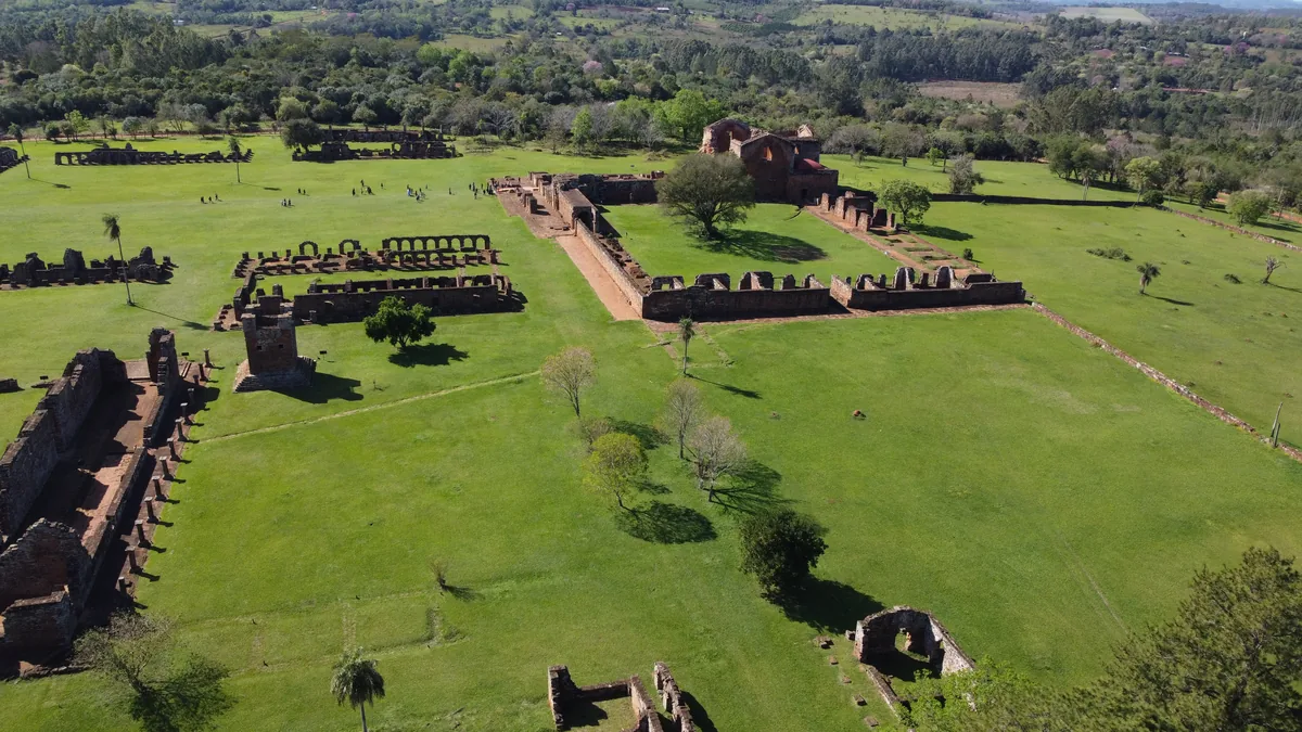 Vista aérea de las ruinas jesuíticas de San Ignacio Miní en Misiones, Argentina, con estructuras de piedra rojiza