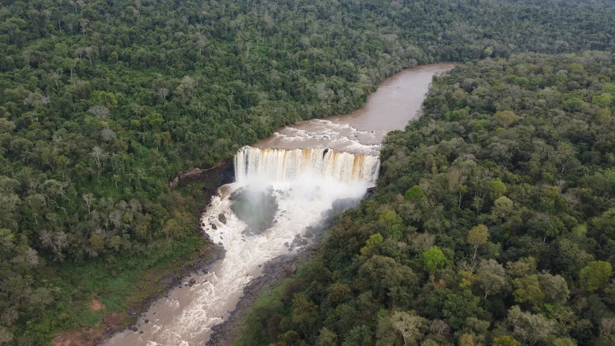 Impresionante cascada en Paraguay, con el río rodeado de densa selva tropical