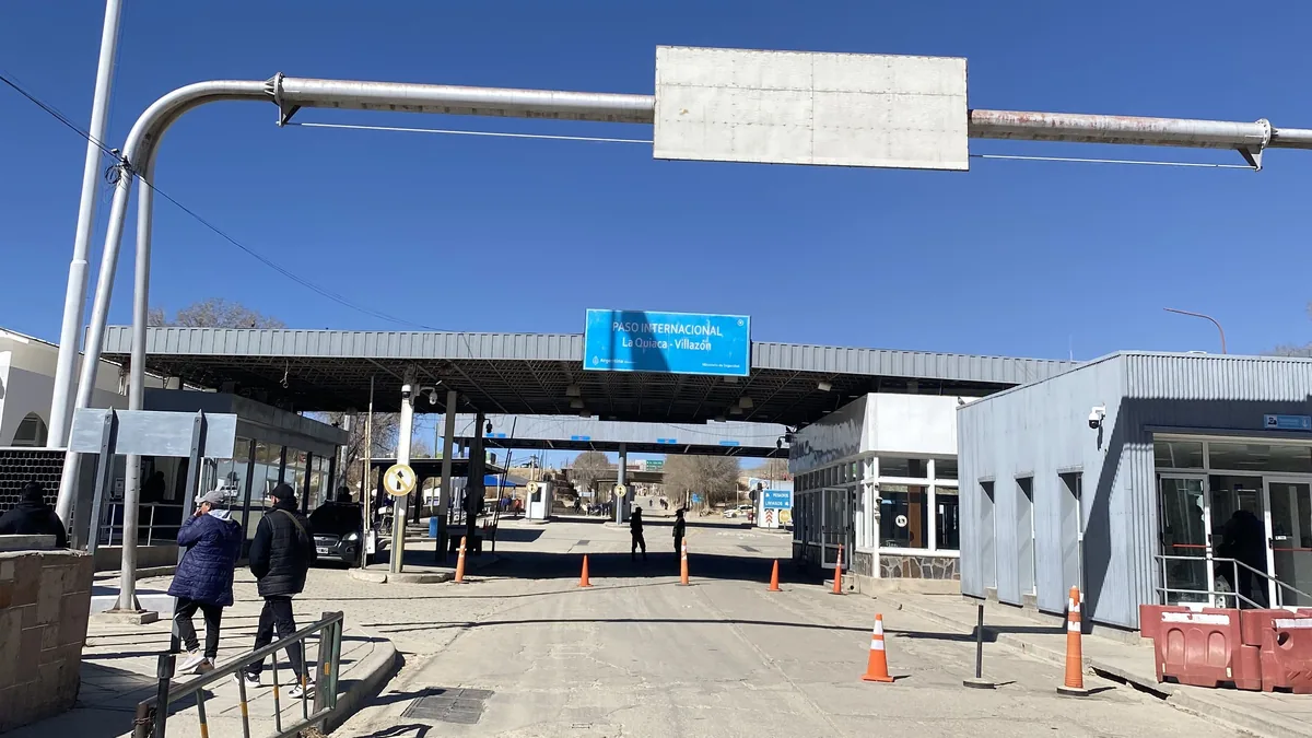 Entrada al Paso Internacional La Quiaca-Villazón, con infraestructura de control migratorio bajo cielo azul