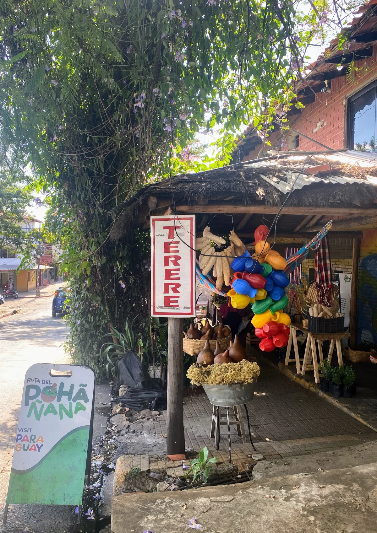 Puesto rústico en Paraguay con letrero de TERERE, guampas coloridas, calabazas y carteles