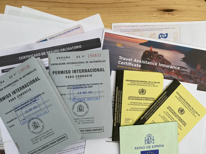 Documentos esenciales para viaje overland: Permisos Internacionales de Conducir, seguro IATI y certificados de vacunación