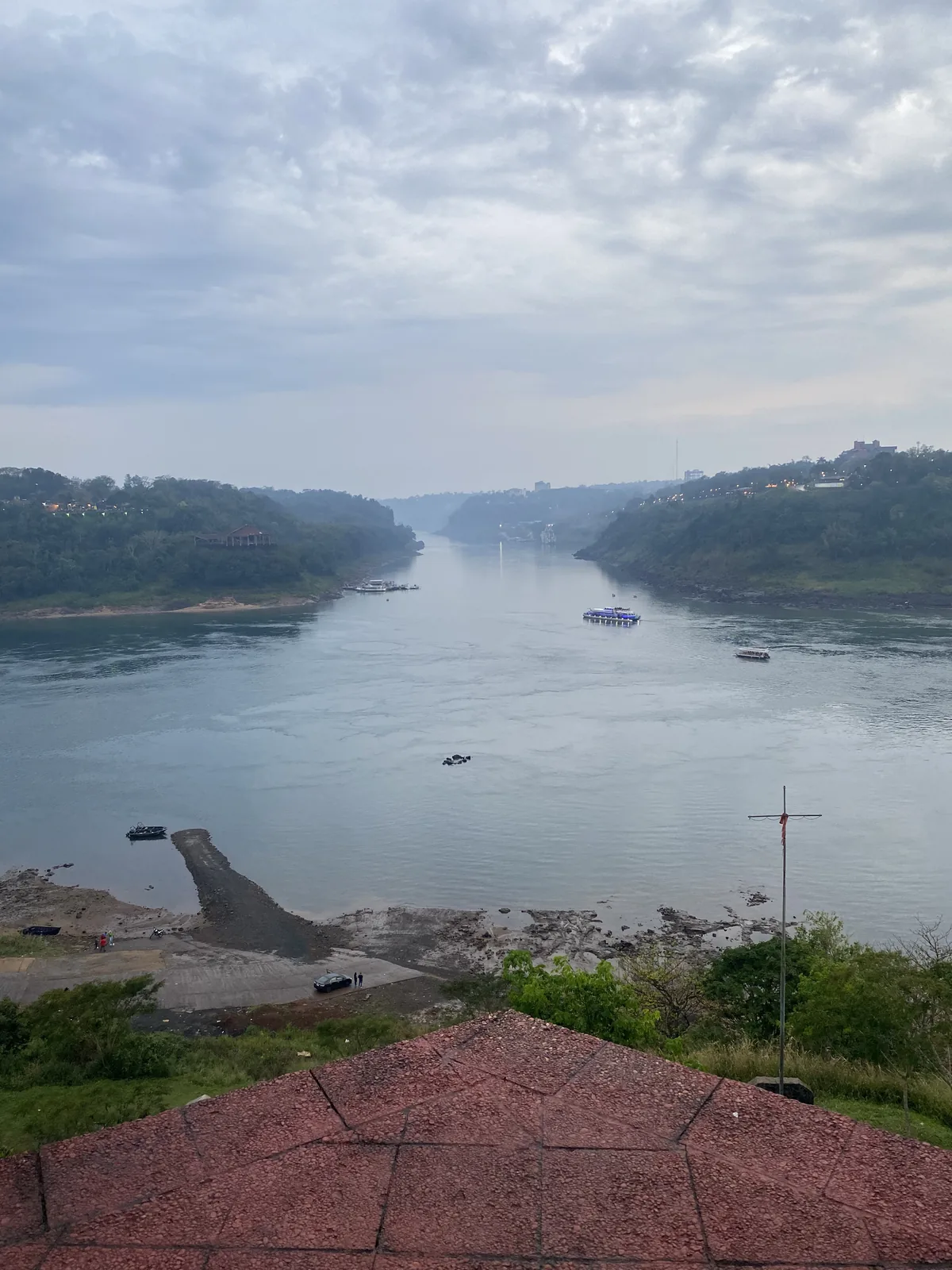Paisaje de la Triple Frontera: ríos Paraná e Iguazú uniéndose, desde el mirador de Puerto Iguazú