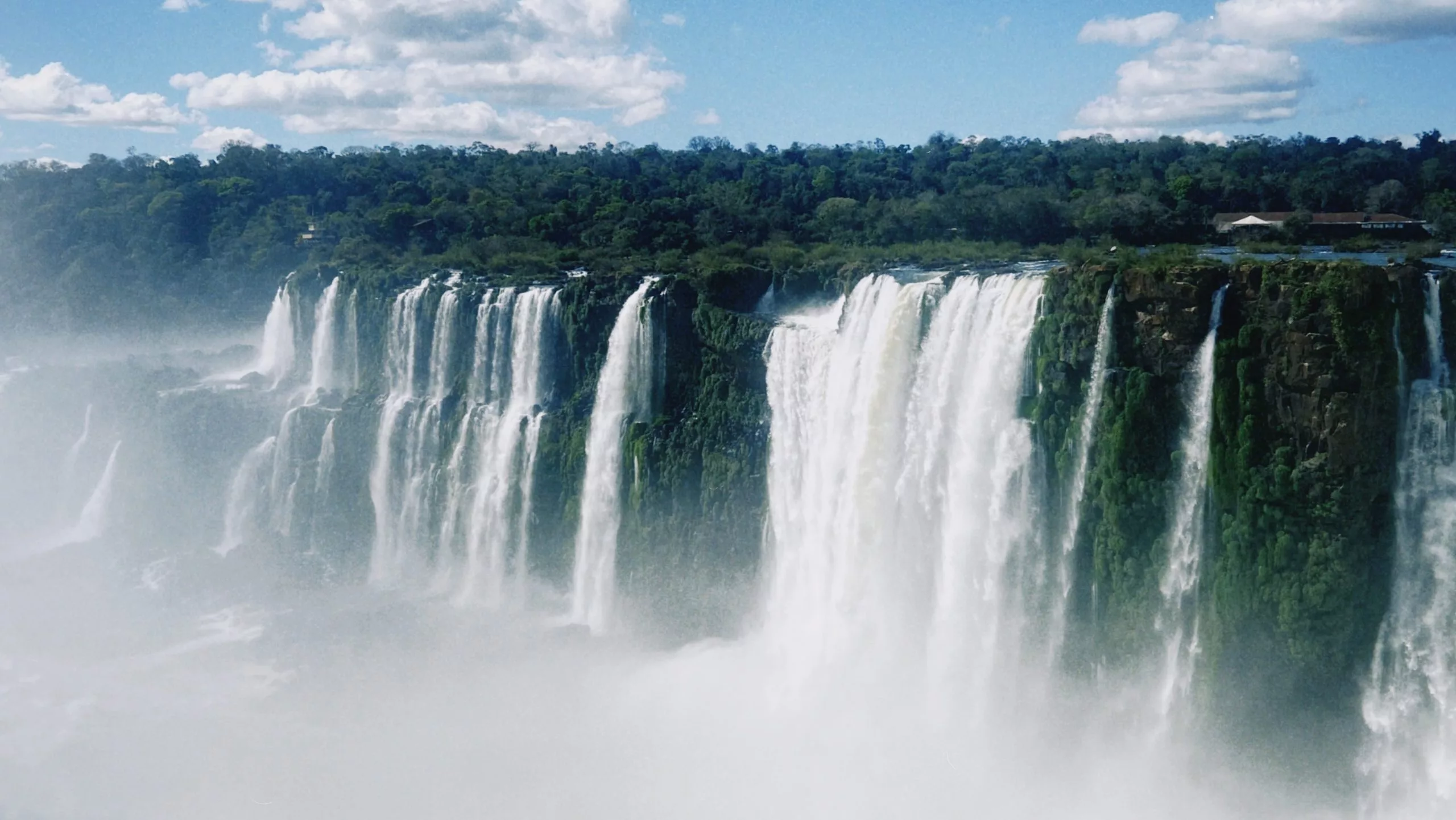 Vista panorámica de las Cataratas del Iguazú desde el lado argentino.