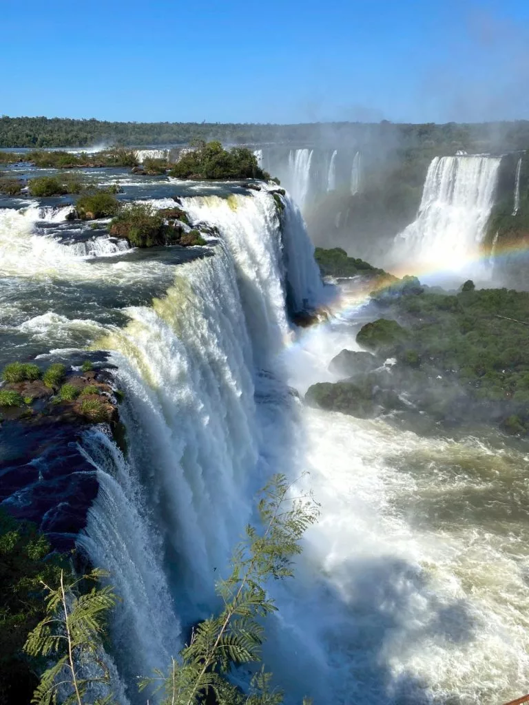 Vista panorámica de las Cataratas de Iguazú desde el lado brasileño.