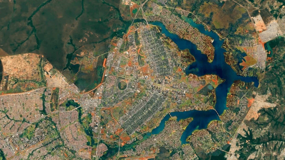 Brasília, Brasil, desde el espacio. Se aprecia su distintiva forma de avión, el extenso Lago Paranoá y áreas de cerrado