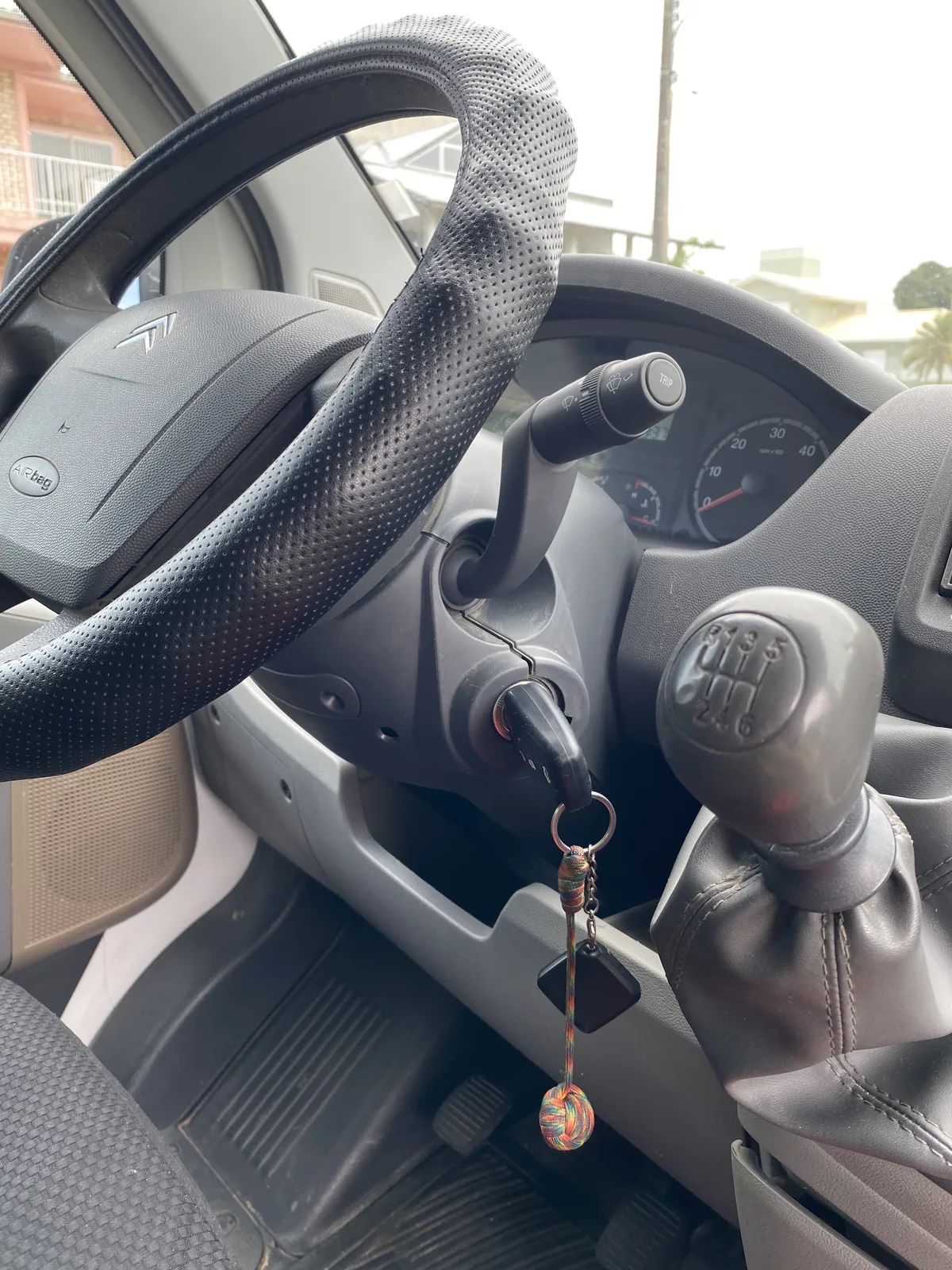 Interior de furgoneta camper Citroën. Volante con funda, llave en el contacto, palanca de cambios manual de 6 velocidades