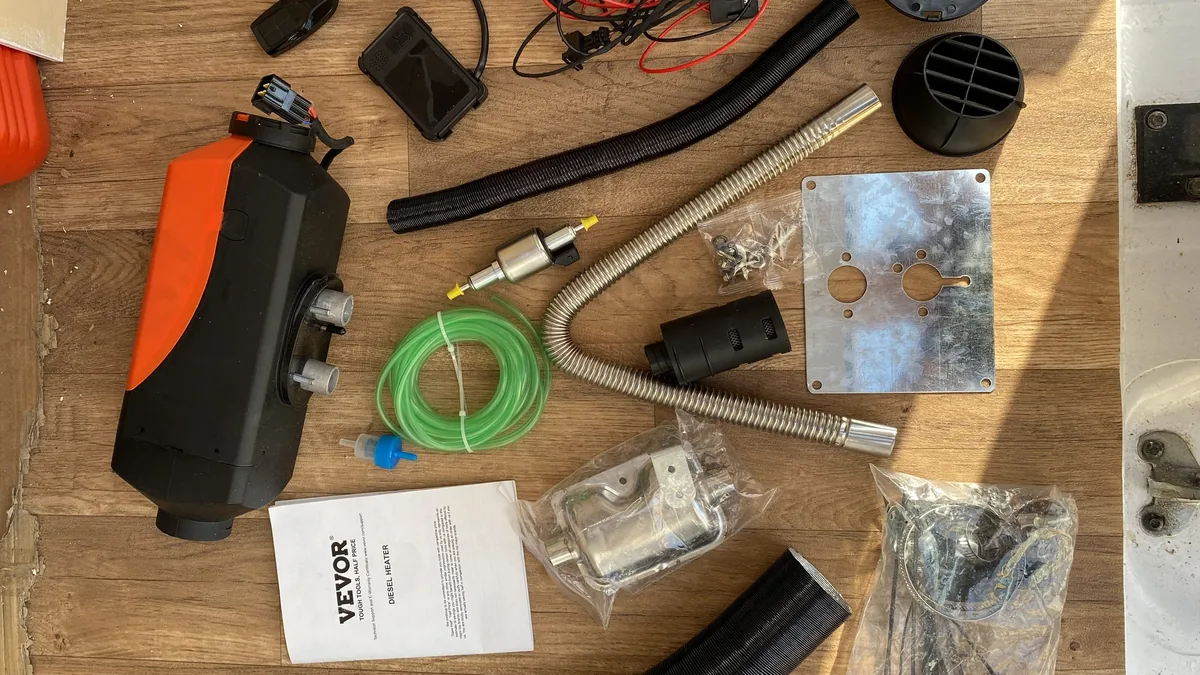 Kit de calefactor diésel VEVOR para furgoneta overland, con bomba, tubos, ventilación y manual, sobre suelo de madera