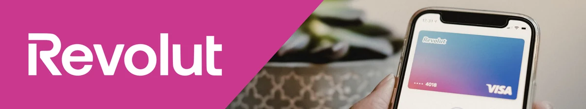 Logo de Revolut en rosa y tarjeta virtual Revolut Visa en un smartphone. Perfecta para gestionar dinero en viajes overland