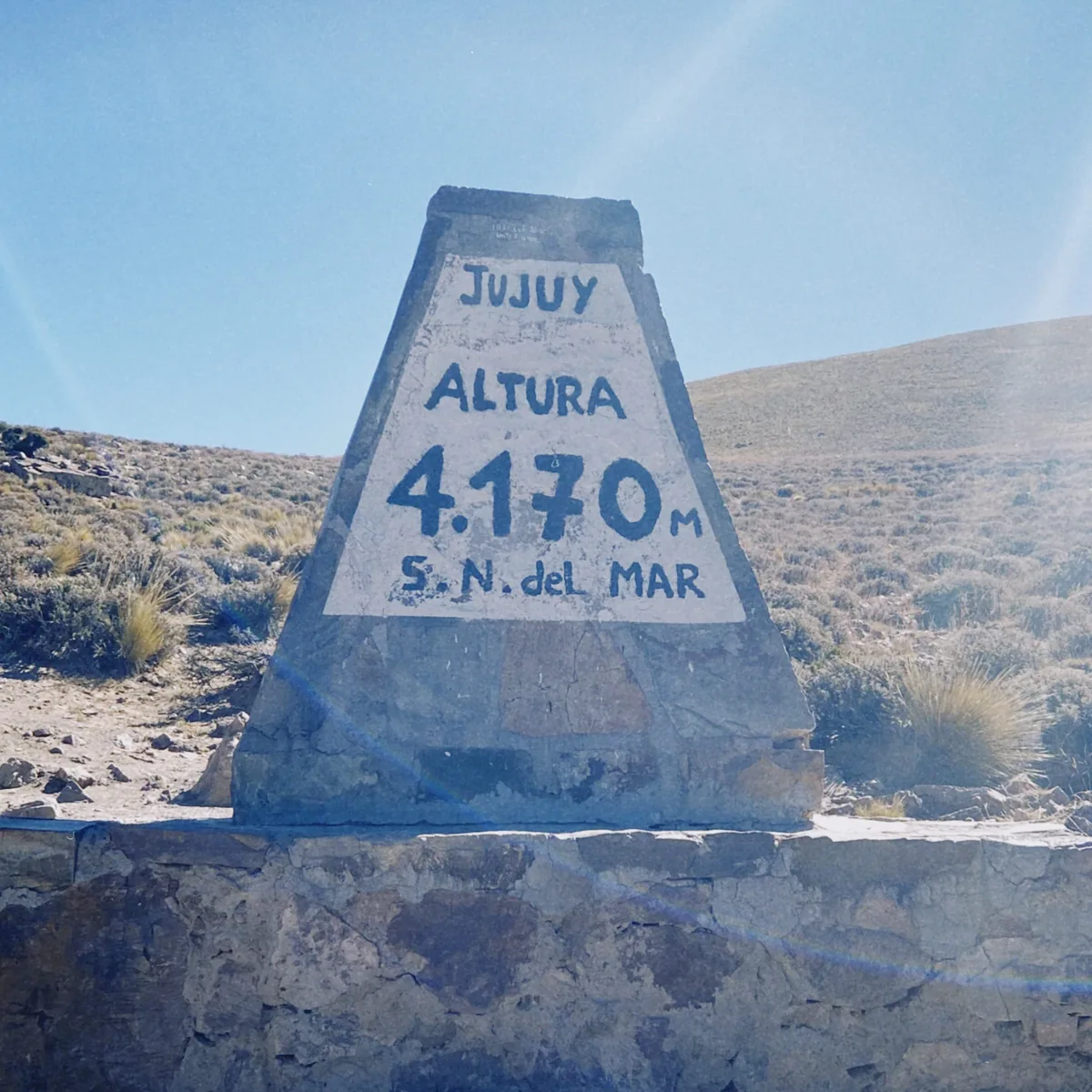 Monolito de altitud 4170m sobre el nivel del mar en Jujuy, Argentina, con paisaje montañoso árido bajo un cielo azul