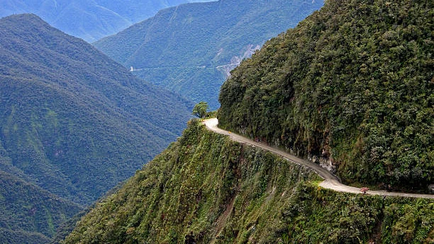 Camino de la Muerte en Bolivia, una carretera de tierra estrecha y sinuosa entre majestuosas montañas andinas y valles