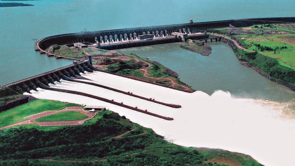 Vista aérea de la imponente Represa de Itaipú en el río Paraná, liberando grandes caudales de agua entre Brasil y Paraguay