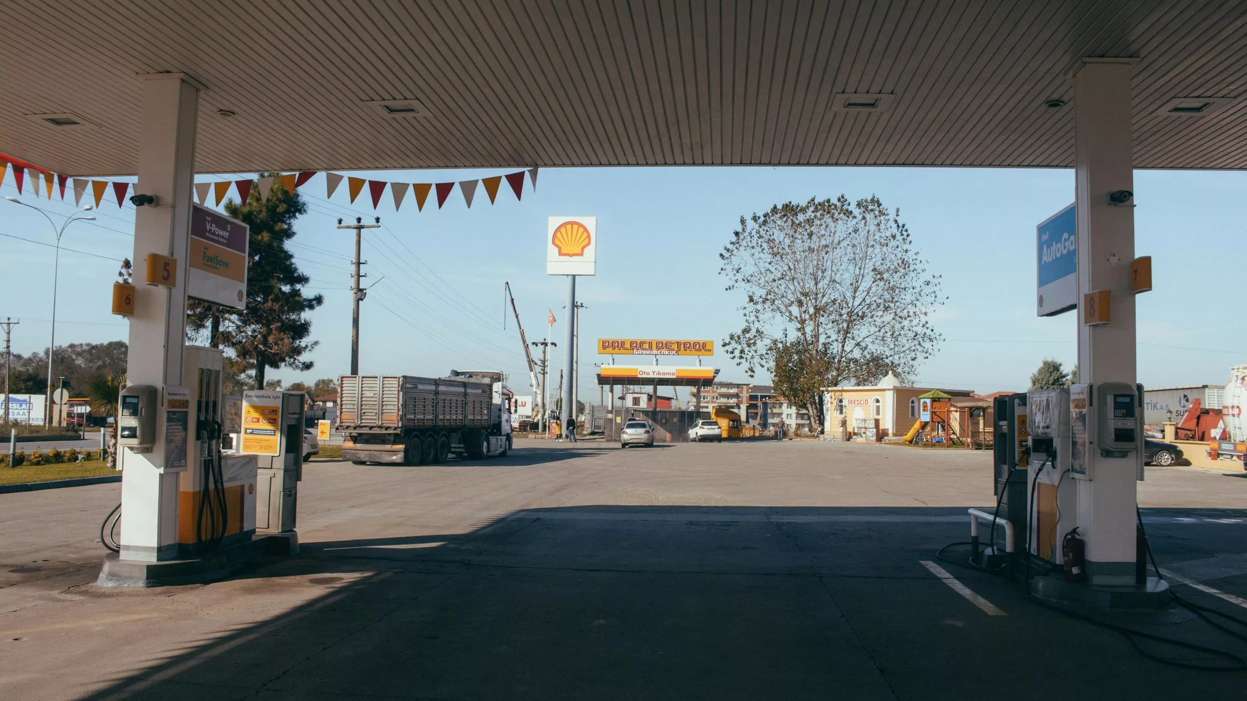 Furgoneta repostando en una gasolinera al atardecer
