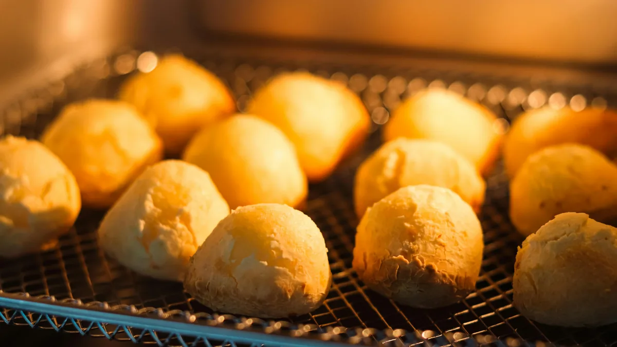 Pão de queijo recién horneado en una rejilla, listo para disfrutar en la ruta durante un viaje overland