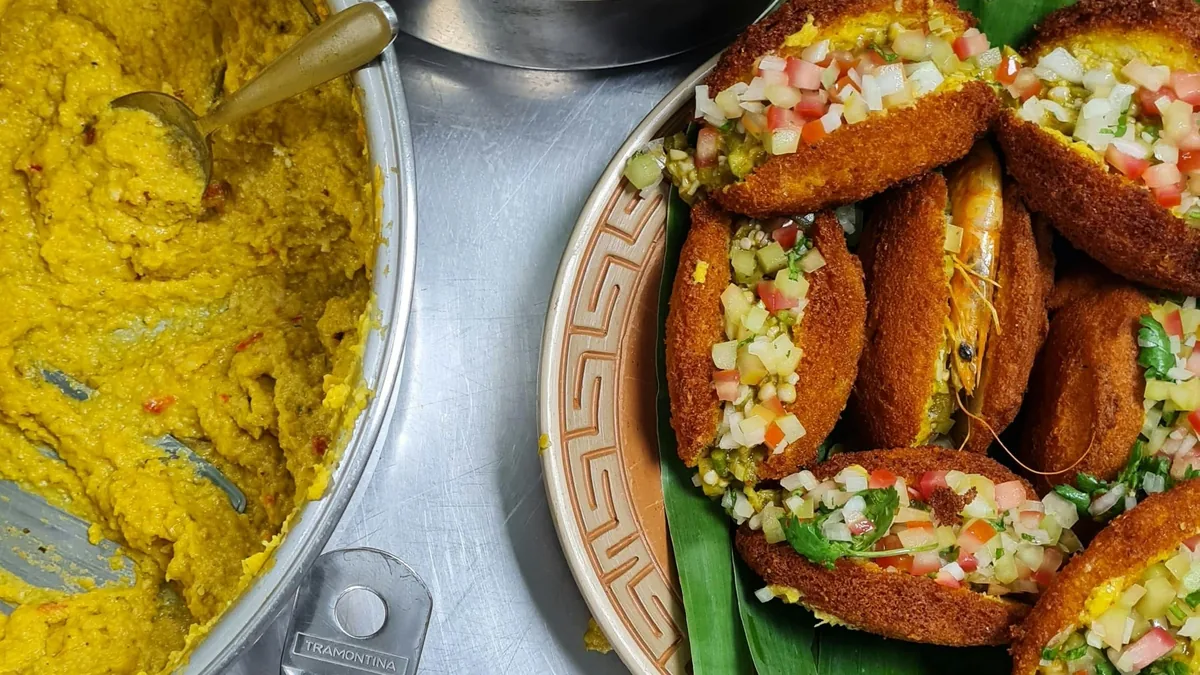 Acarajé recién hecho de Salvador de Bahía, Brasil, con camarones y salsa de vatapá, un manjar para probar en tu ruta overland