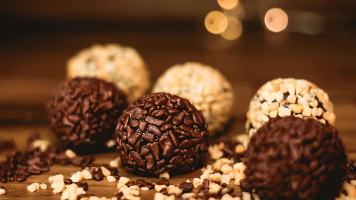 Brigadeiros brasileños: varios dulces de chocolate, algunos con lluvia de chocolate, otros con trozos de nuez