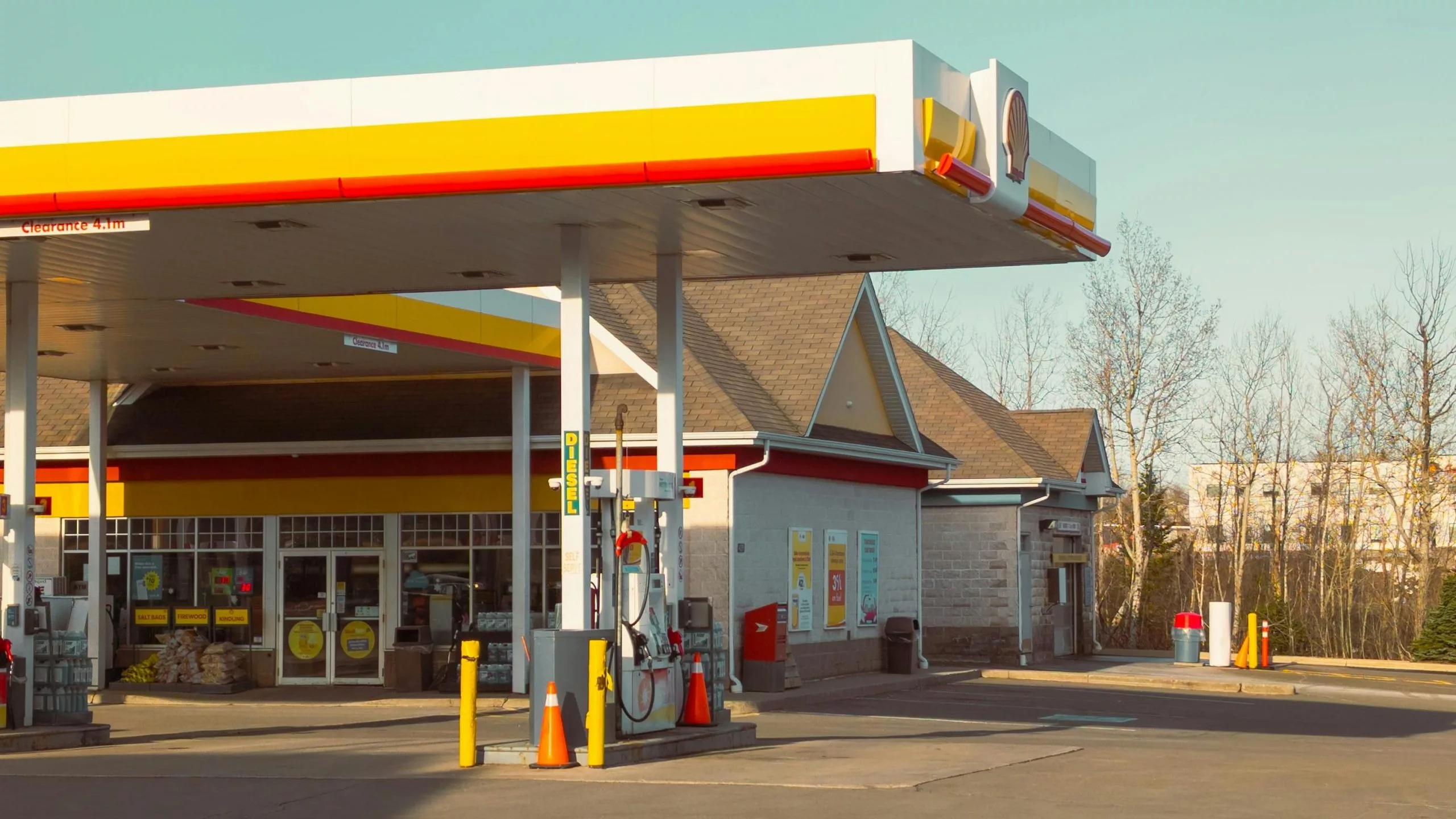 Gasolinera con aspecto moderno y limpio por la noche