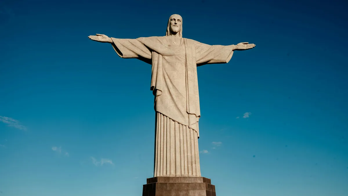 El majestuoso Cristo Redentor de Rio de Janeiro, Brasil, visto en un viaje overland, con un cielo azul vibrante