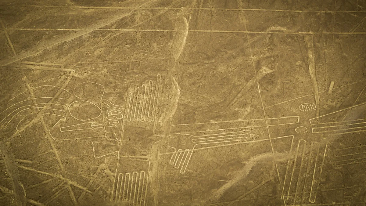 Geoglifos del colibrí y el mono, junto a otras figuras enigmáticas de las Líneas de Nazca, Perú