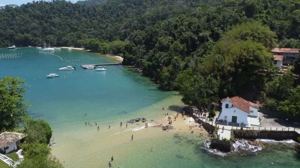 Vista aérea de un barco en Ilha Grande