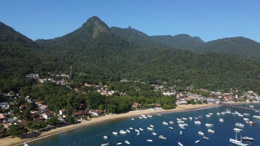 Playa en Ilha Grande con la selva de fondo