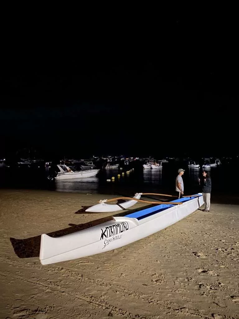 Canoa hawaiana al atardecer