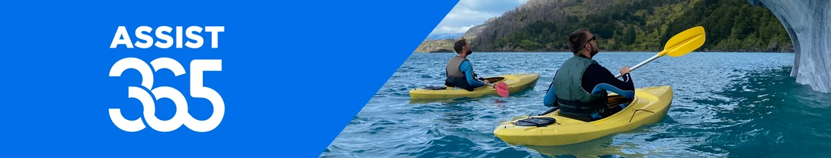 Assist 365, seguro de viaje: dos personas haciendo kayak en un lago de aguas turquesa