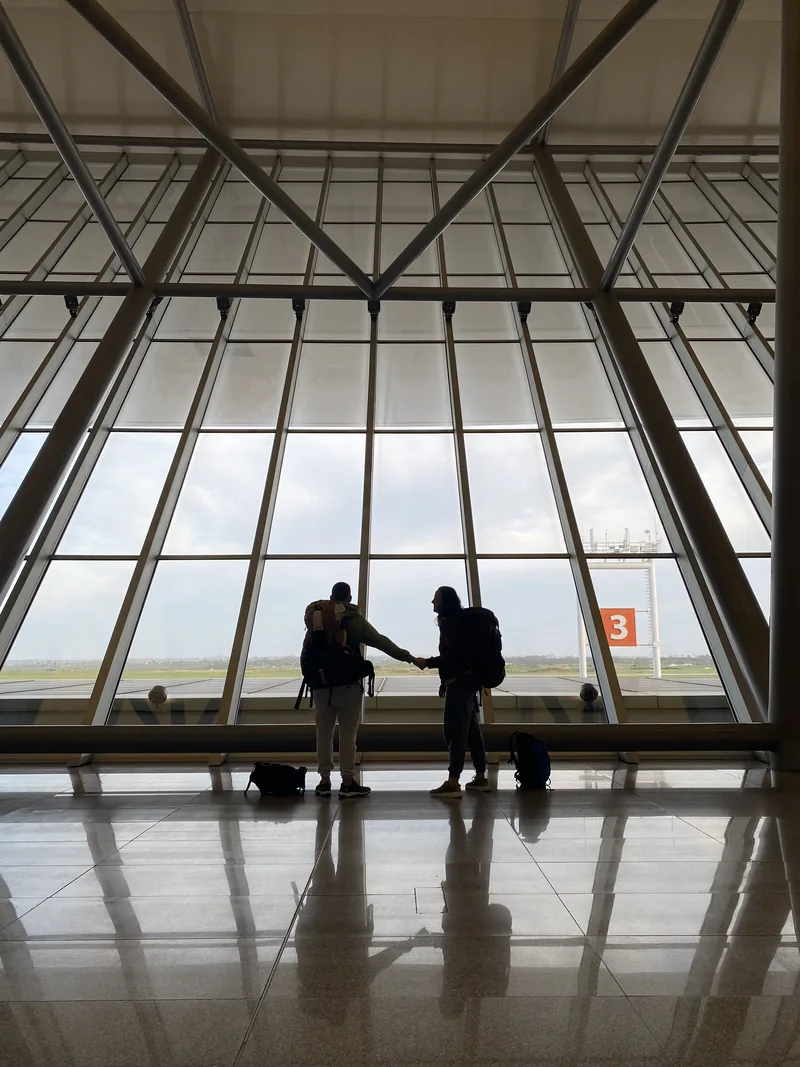 Una pareja de viajeros en el aeropuerto con su equipaje