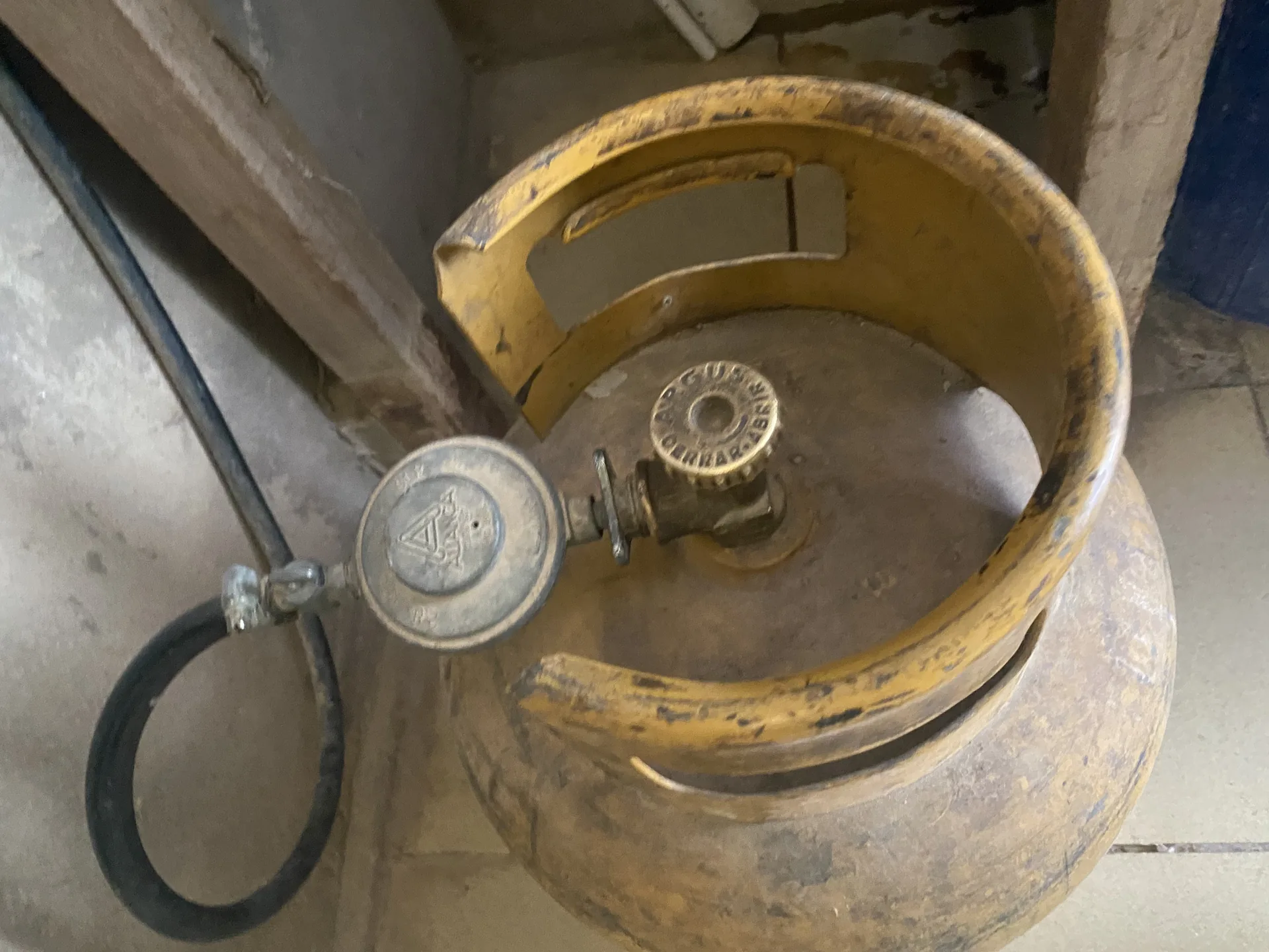 Adaptador y regulador de garrafa de gas boliviana