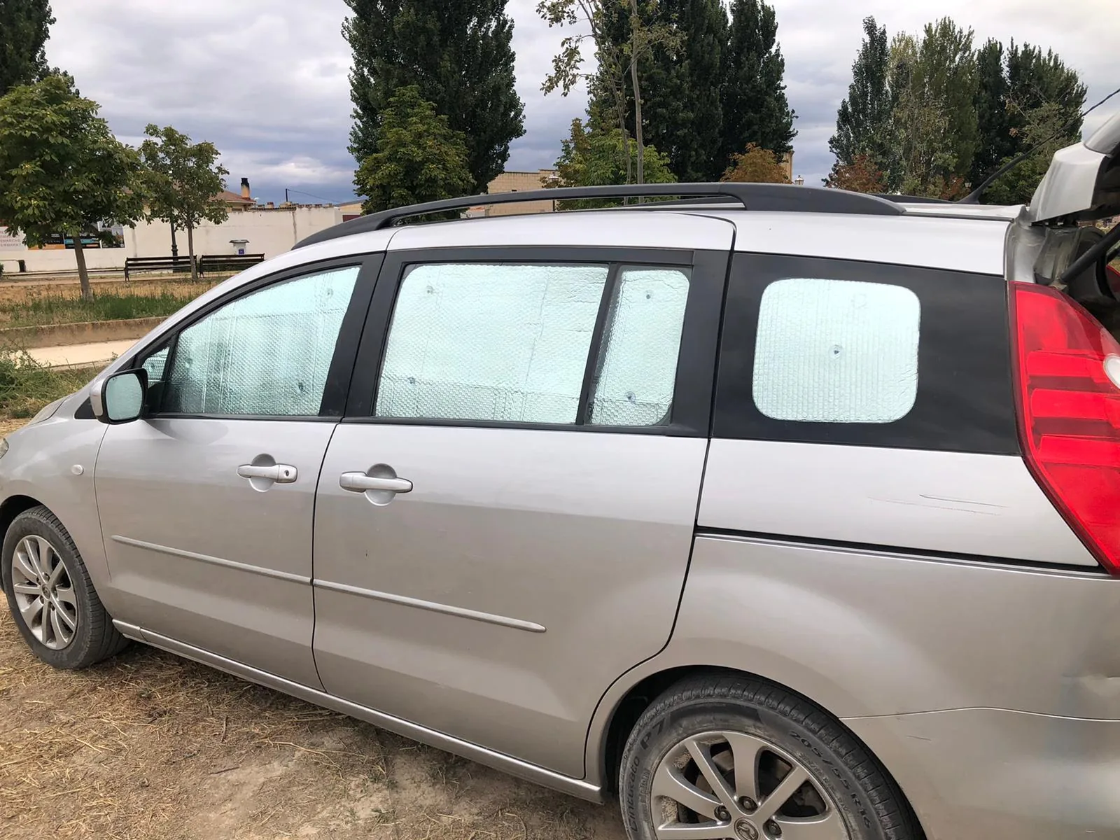 Aislantes térmicos para las ventanas de un vehículo camper