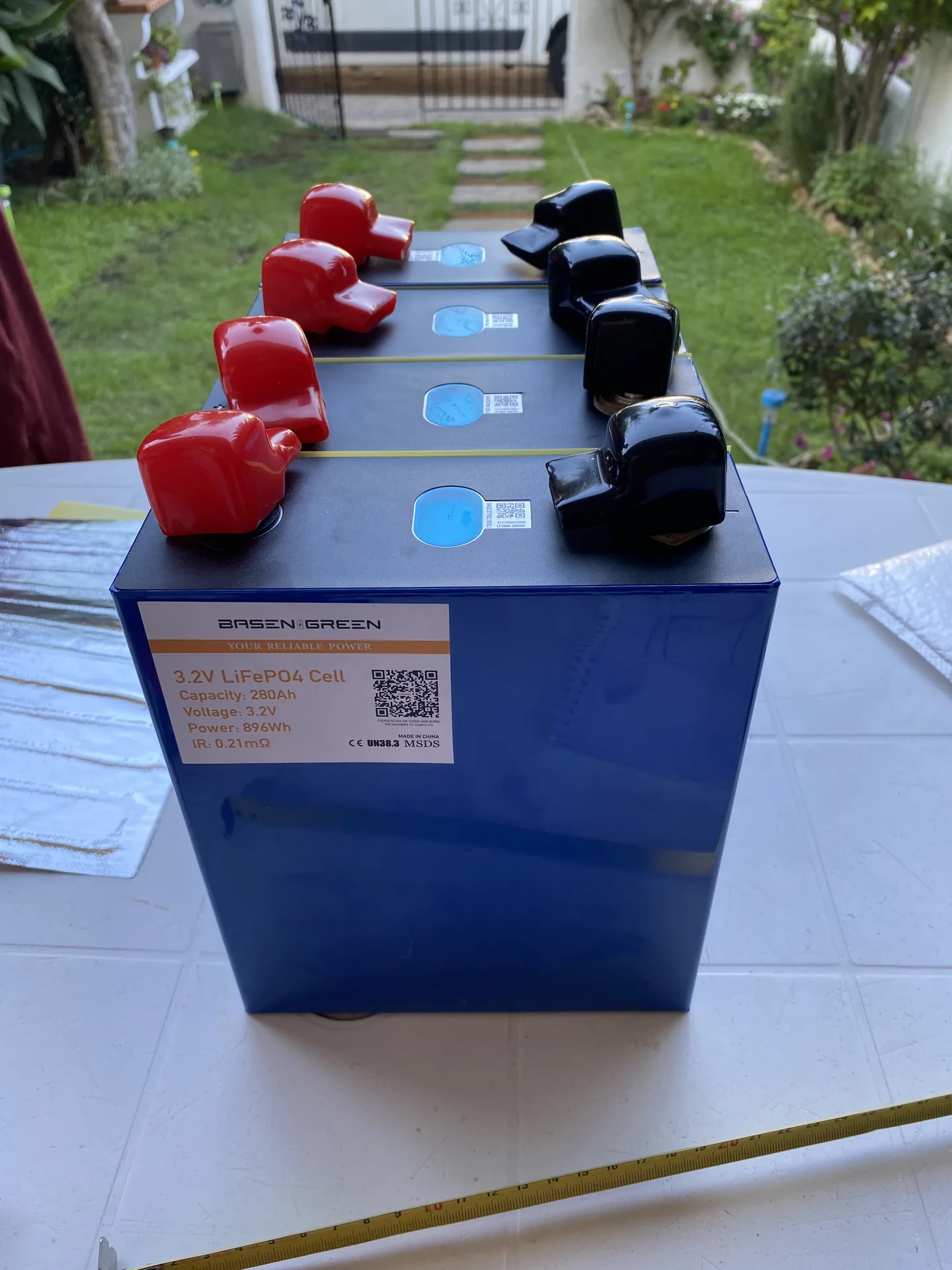 Batería de litio con cuatro celdas de color azul