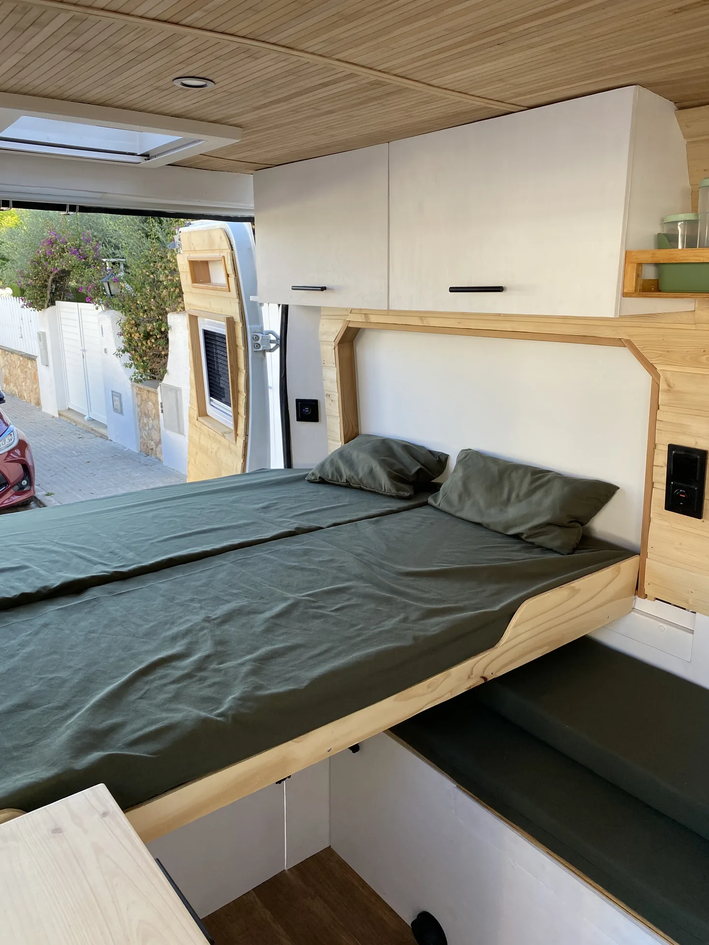 Cama camper tipo peineta hecha de forma artesanal
