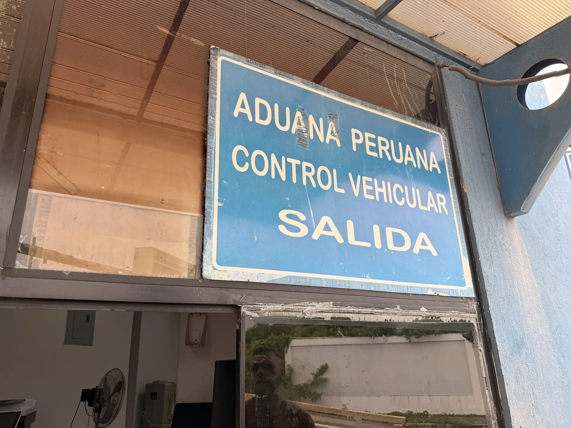 Cartel azul en una frontera que pone "control vehicular"