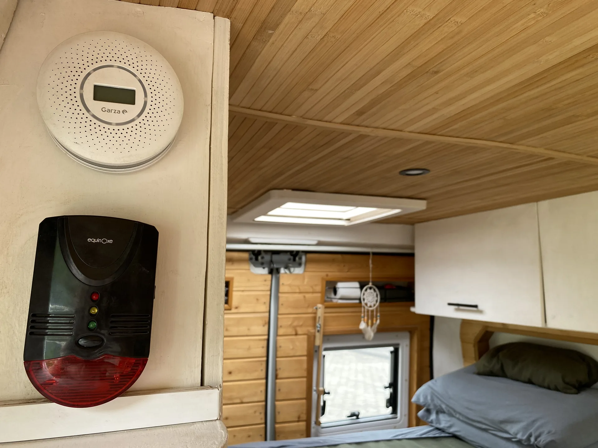 Detectores de gas instalados en una furgoneta camper