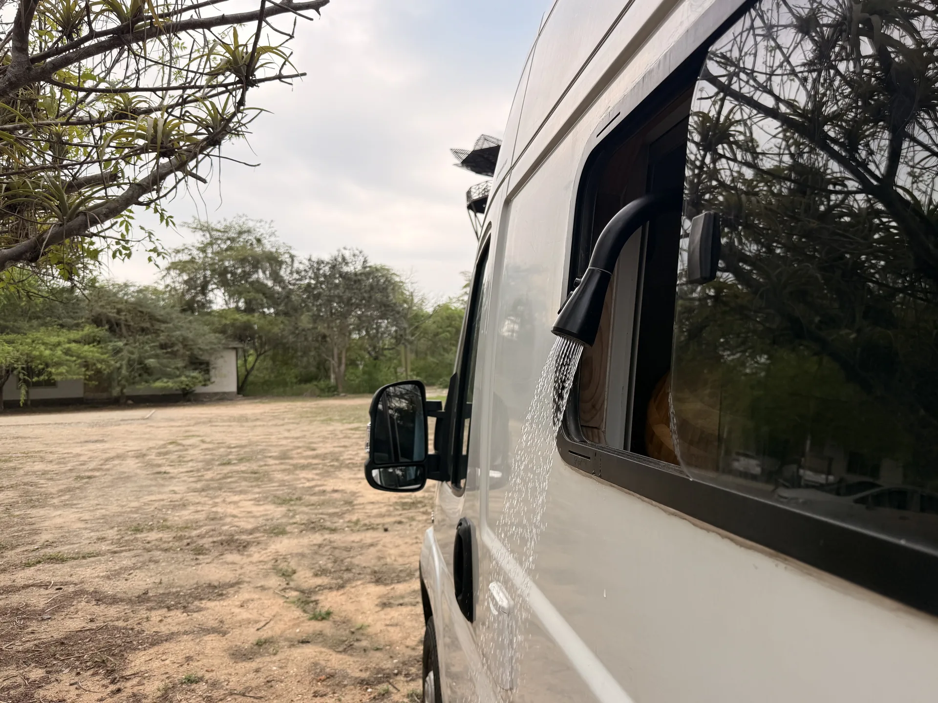 Ducha exterior camper aprovechando el grifo del fregadera