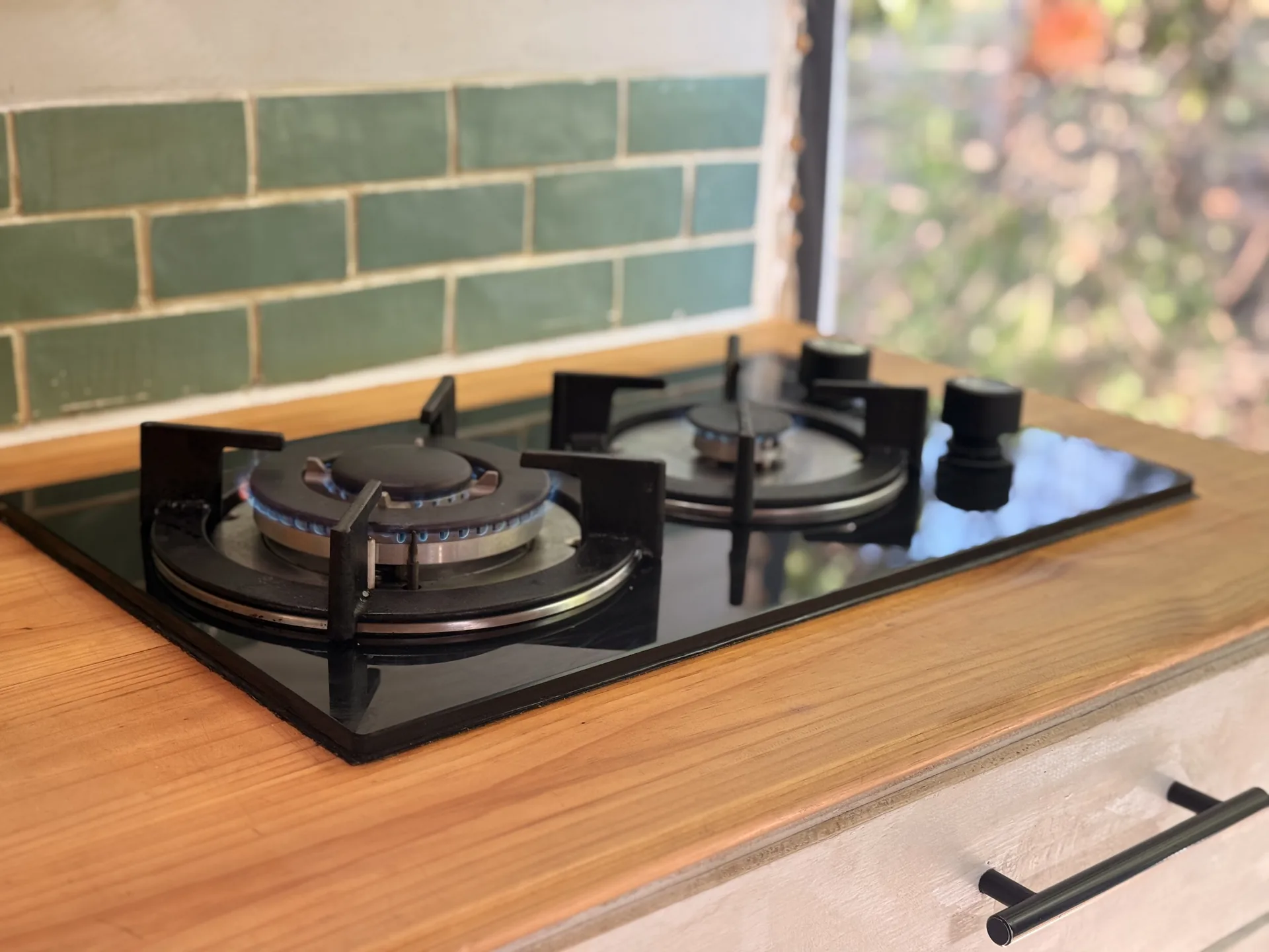 Encimera de una cocina camper hecha con una pieza de madera
