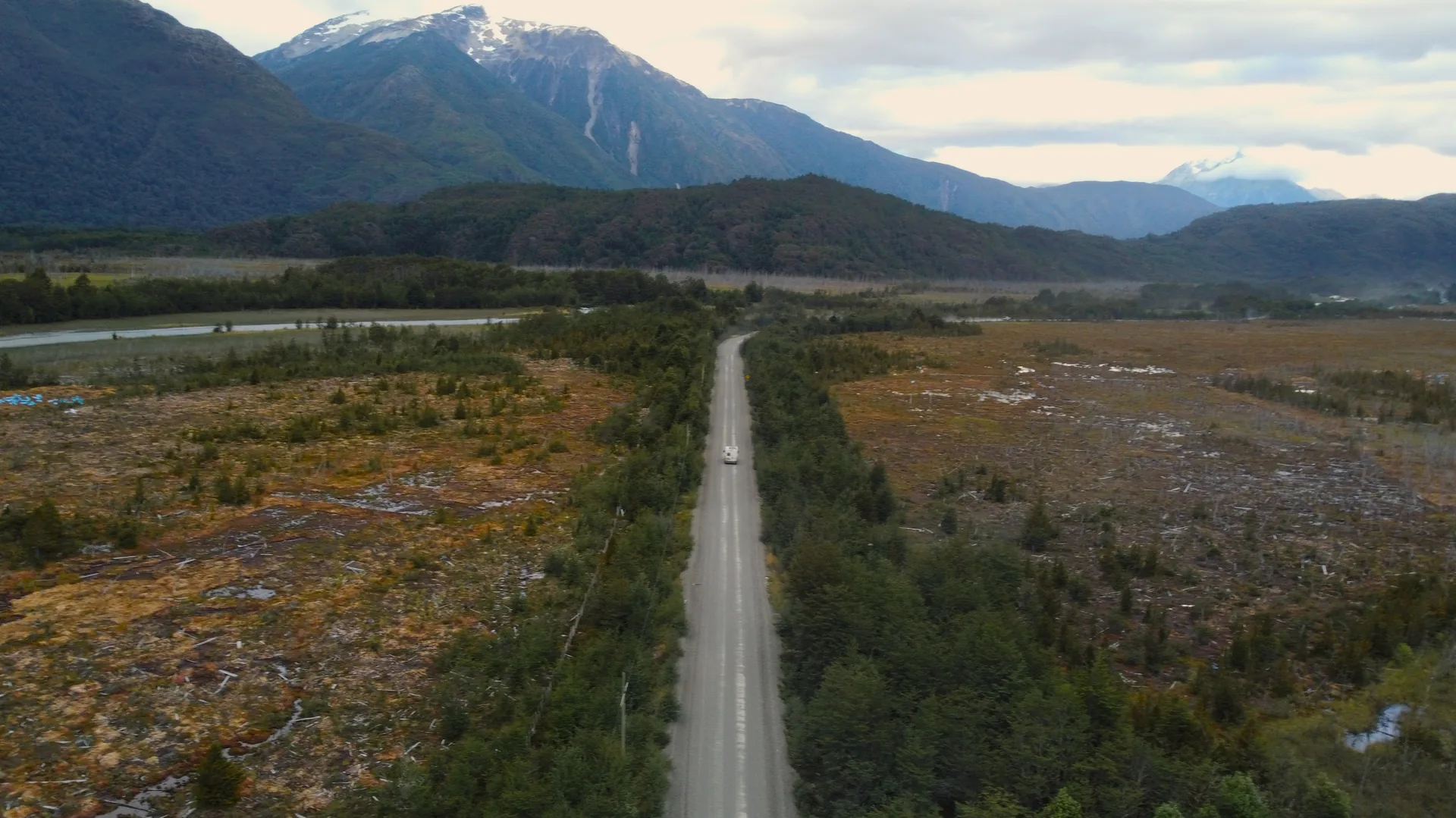 Furgoneta camper blanca en medio de una carretera en la Patagonia Chilena
