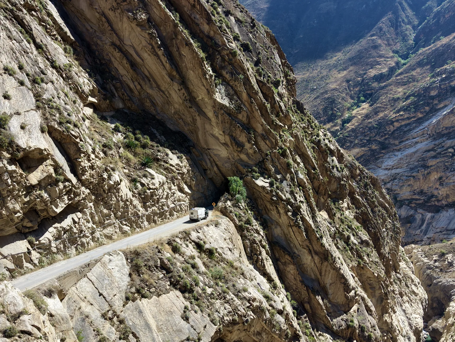 Furgoneta en las carreteras sinuosas del Cañón del Pato, Perú