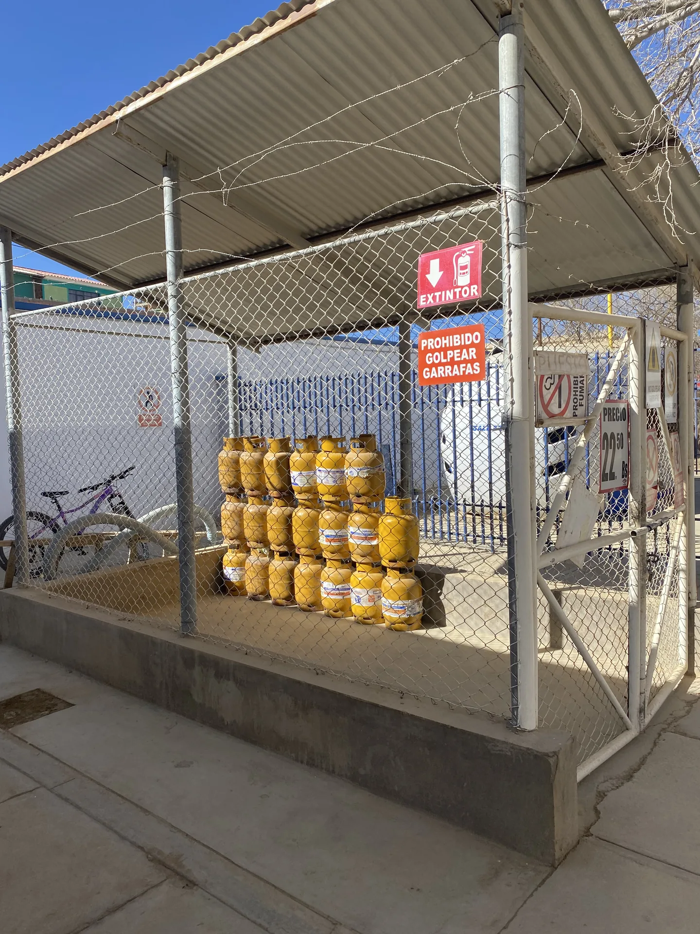 Garrafas de gas en una gasolinera