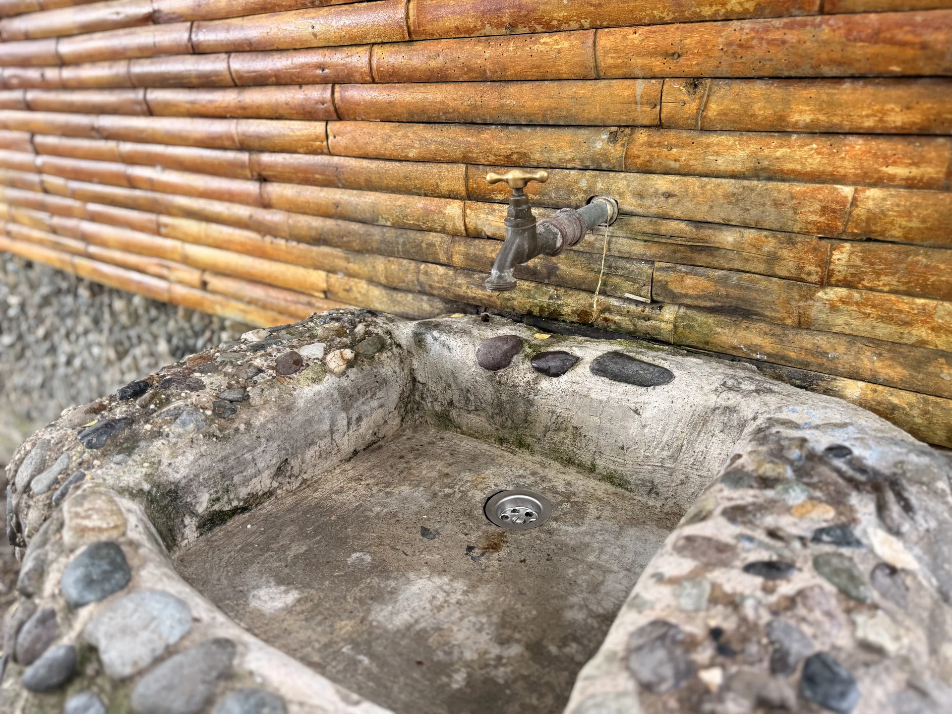 Grifo de una fuente de agua en una Reserva en Ecuador