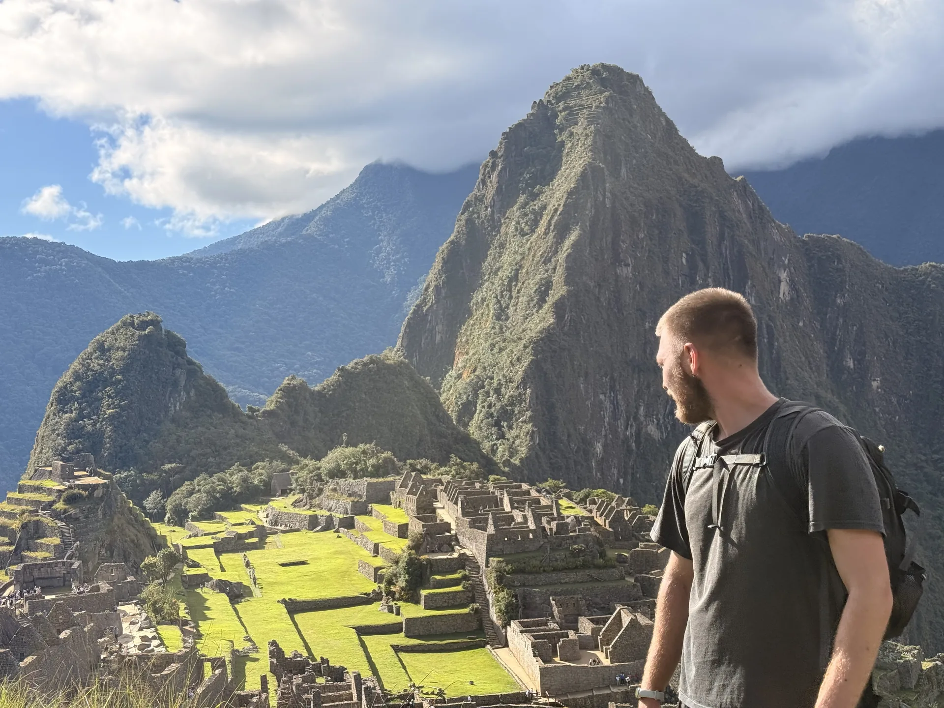 Hombre de espaldas con el Santuario de Machu Picchu de fondo