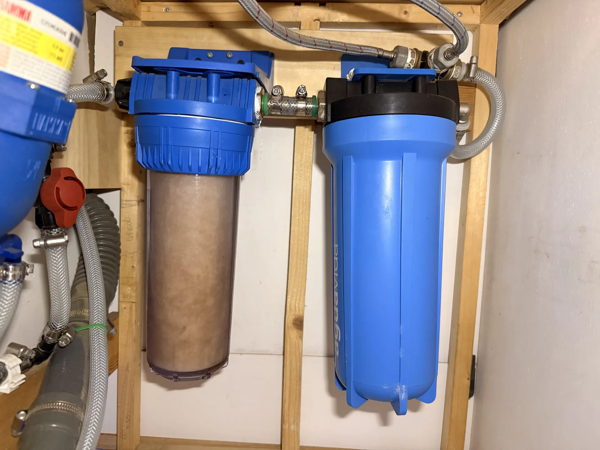 Instalación de dos portafiltros con un filtro de 5 micras y uno de carbón activo.