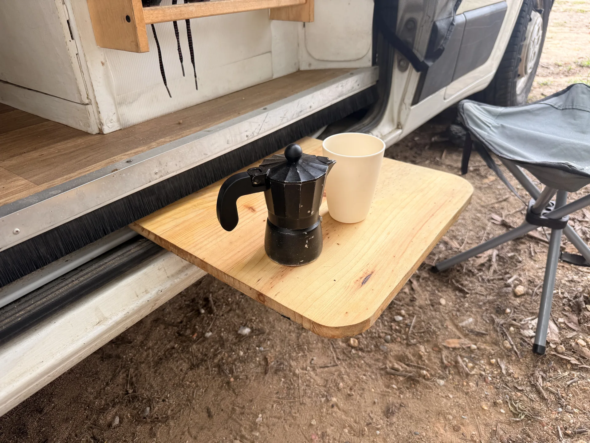 Mesa exterior camper hecha con un trozo de madera