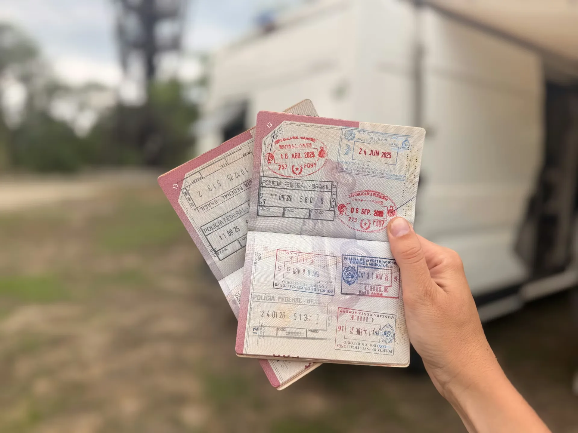 Pasaportes con muchos sellos de entrada y salidas en diferentes países