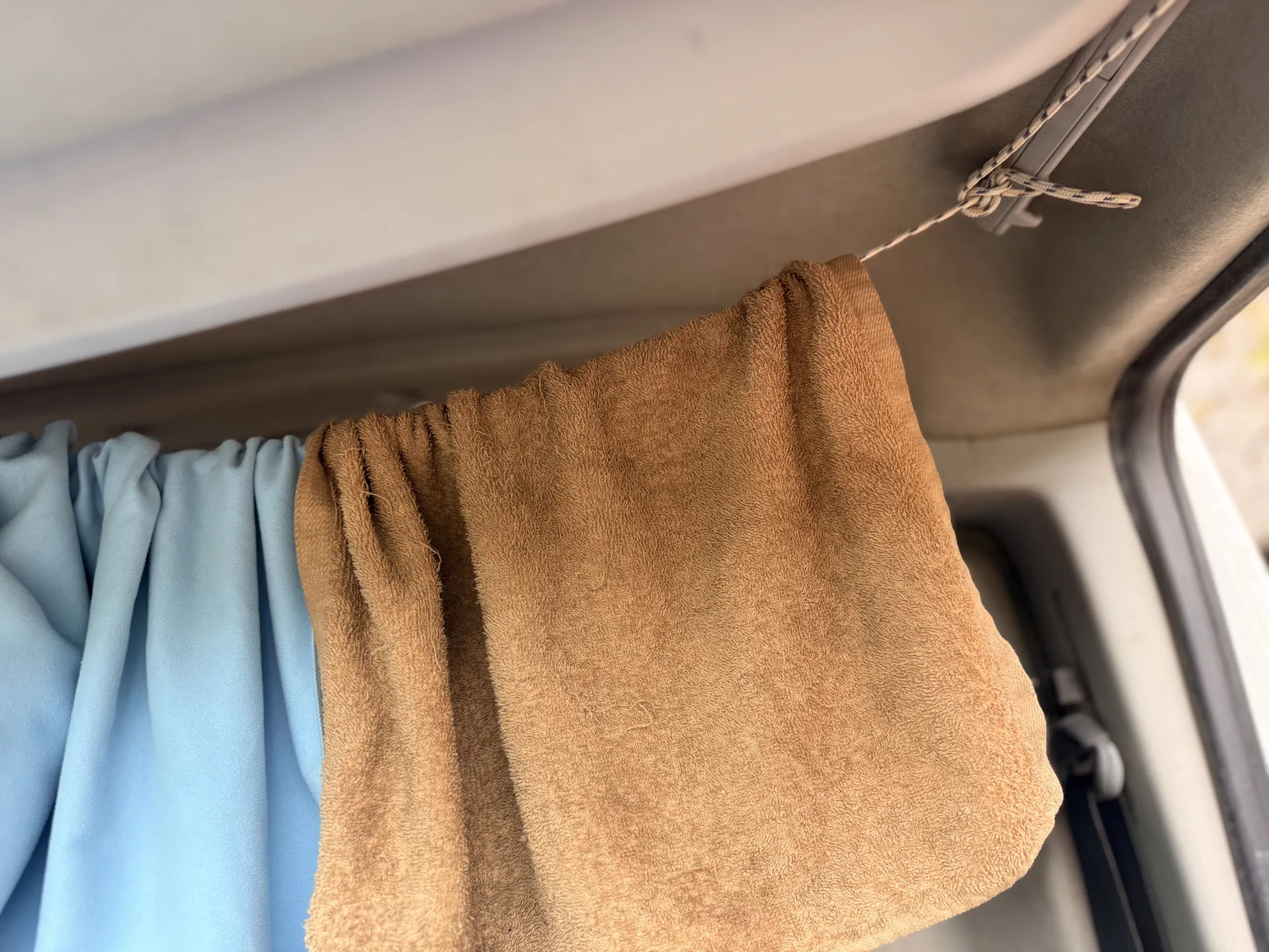 Tendedero camper hecho con una cuerda